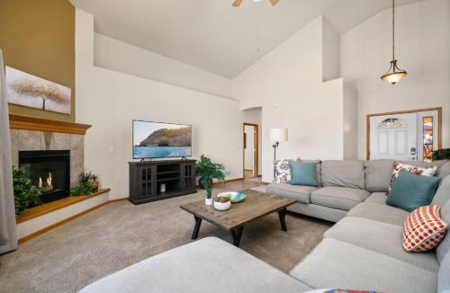 Loveland House | Cabin-Style Group Retreat Near RMNP, Lakes and Golf