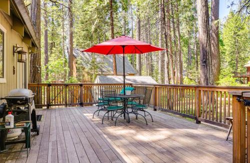 Arnold House | Cabin w/Deck & Fire Pit in Blue Lake Springs!