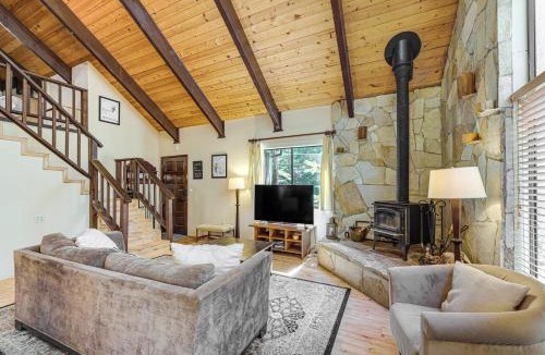Arnold House | Cabin w/Deck & Fire Pit in Blue Lake Springs!
