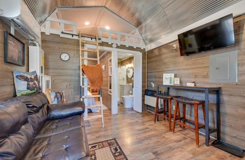 Austinville Apartment | Cabin w/Trail & Pond Access in Steamboat Rock!