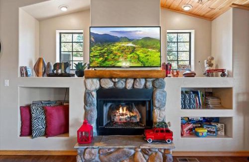 Heber House | Cabin with Wild Horses, Fireplace, Dog Friendly & StarLink