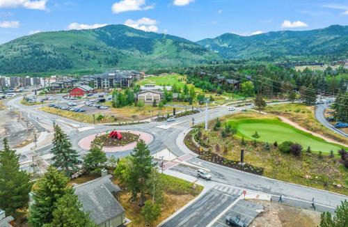 Park City House | Canyons Village walk to Cabriolet Ski Lift, Gourmet Kitchen, Sleeps 7