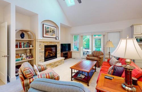 Glen Arbor House | Cardinal Corner