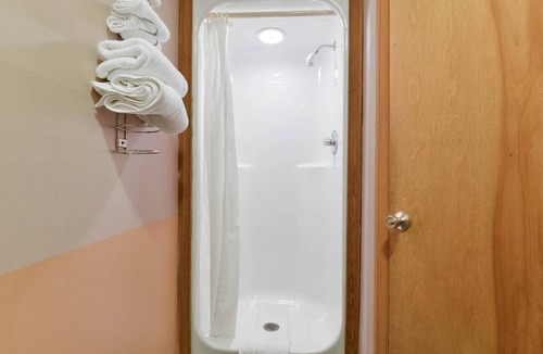 Quad Cities Hotel | Casa Loma inn & Suites by OYO Davenport IA Near I-80
