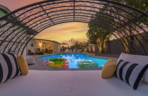 Tami Estates House | Casa Paradiso with Private Pool Firepit & Putting Green