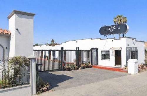 Ensenada Hotel | Casa Petri Hotel