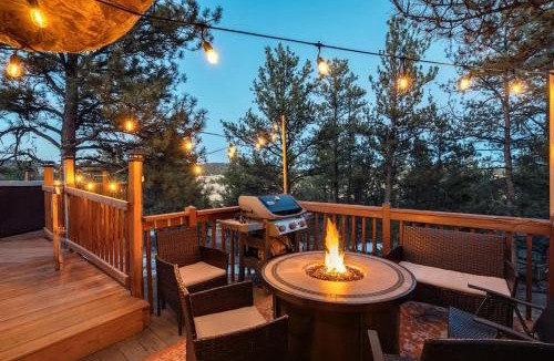 Florissant House | Cave Cabin Hot Tub Fire Pit MTN Experience