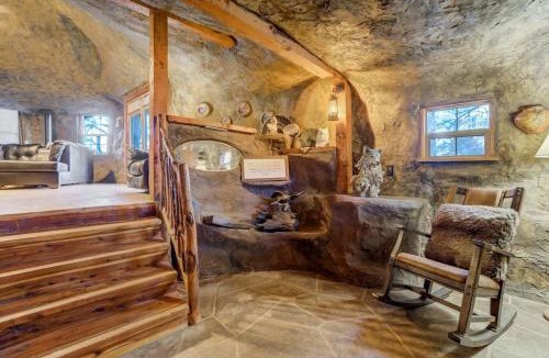 Florissant House | Cave Cabin Hot Tub Fire Pit MTN Experience