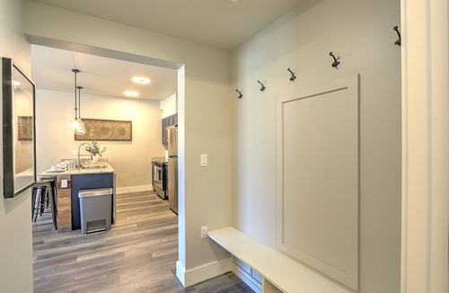 Glenwood Springs Apartment | Caverns Village Condo #307, Steps from Iron Mt. Hot Spgs, Near Gondola & Downtwn