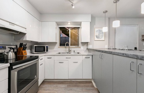 Old Town Condo | Caviar Suite | Moody Retreat by Old Town Square
