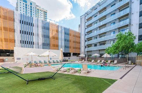 Evans Churchill Apartment | CDT PHX Stay Pool Gym Balcony WD Parking