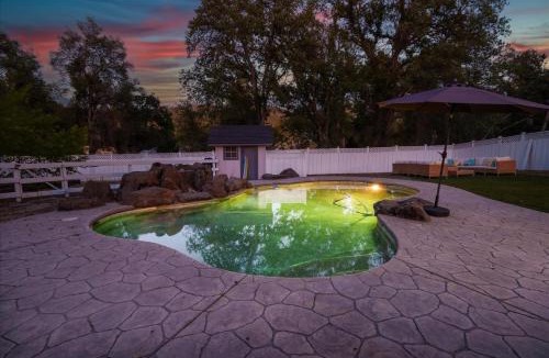 Oakhurst House | Cedar Creek Lodge with POOL/hot tub/sleeps 24