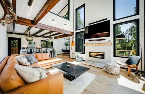 Idyllwild House | Cedar Haus Modern Family Haven w Game Room Hot Tub EV Charger Fully Fenced Yard Dogs OK