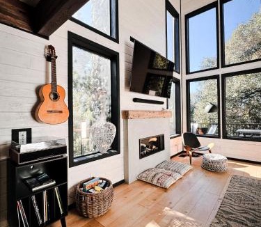 Idyllwild House | Cedar Haus Modern Family Haven w Game Room Hot Tub EV Charger Fully Fenced Yard Dogs OK