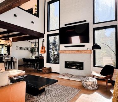 Idyllwild House | Cedar Haus Modern Family Haven w Game Room Hot Tub EV Charger Fully Fenced Yard Dogs OK
