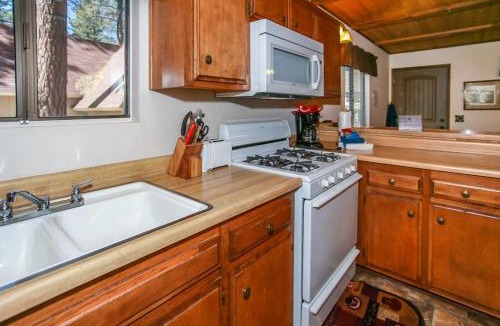 Big Bear House | Cedar Pines - Mountain home in a tree filled neighborhood with WIFI