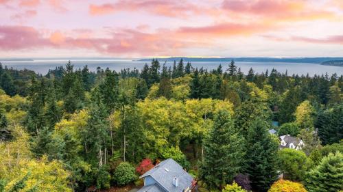 Clinton House | Cedarview Retreat by AvantStay