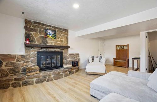 Colorado Springs House | Centennial Court Near Garden of Gods w Hot Tub