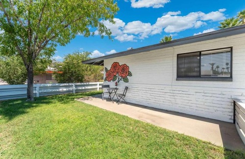 Camelback East Apartment | Central PHX 1BR Apartment Pool Gazebo