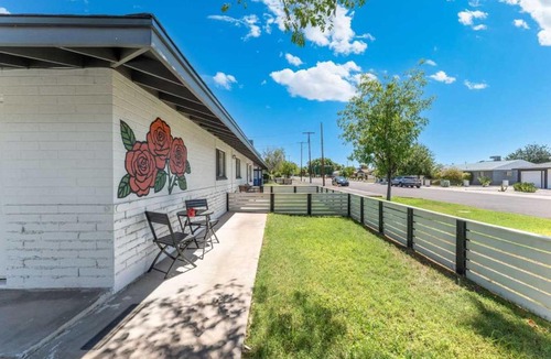 Camelback East Apartment | Central PHX 1BR Apartment Pool Gazebo