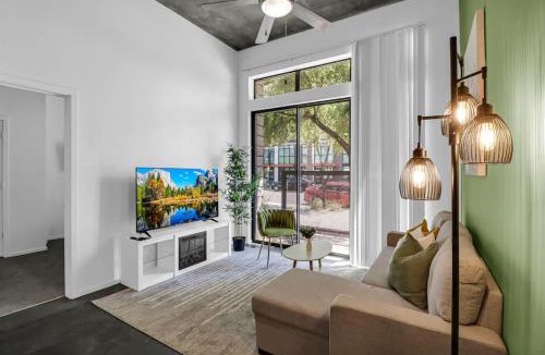 Evans Churchill Apartment | Centric 2BR In HEART of DTPHX Free Parking & Pool