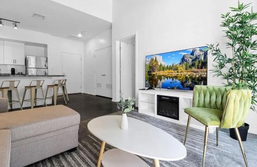 Evans Churchill Apartment | Centric 2BR In HEART of DTPHX Free Parking & Pool