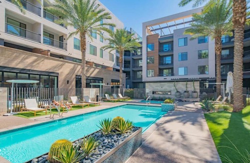 Tempe Apartment | Charming 1BD - Pool, Gym, Parking, W-D - Sleeps 4