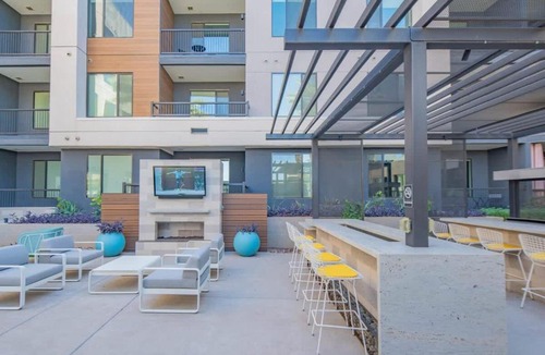 Tempe Apartment | Charming 1BD - Pool, Gym, Parking, W-D - Sleeps 4