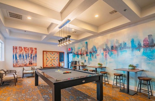 Glendale Sports and Entertainment District Apartment | Charming 2B King Bed with Pool Hot Tub, Gym, Parking