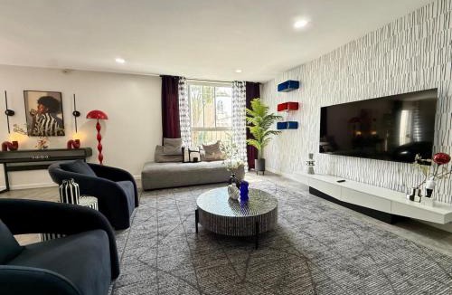 Pico - Robertson Hotel | Charming 3BR Beverly Retreat with Large Private Backyard Bedford