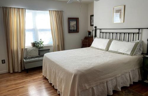 Elkhorn Cabin | Charming Bed and Breakfast Accommodation near Lake Geneva, Wisconsin