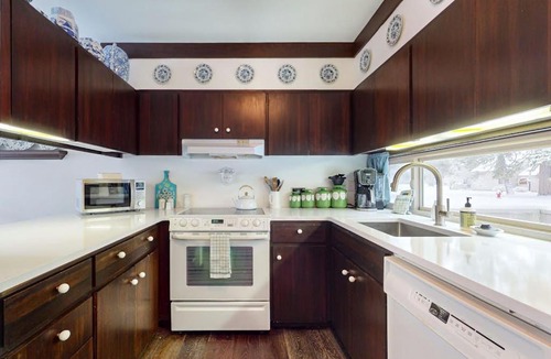 Black Butte Ranch House | Charming Black Butte Ranch getaway on the golf course dog-friendly with AC