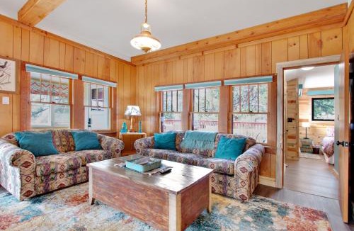 Estes Park House | Charming Cabin with Full Kitchen, Furnished Deck, & Incredible Views