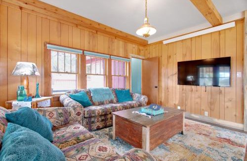 Estes Park House | Charming Cabin with Full Kitchen, Furnished Deck, & Incredible Views