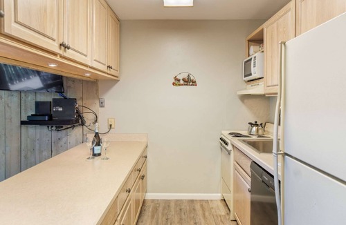 Snowmass Village Condo | Charming Condo Next To Base Village In Snowmass! Pool, HT, Balcony With Grill, Parking, W&D