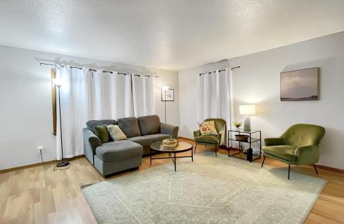 Des Moines House | Charming Family Friendly 3BR Duplex Close to Drake