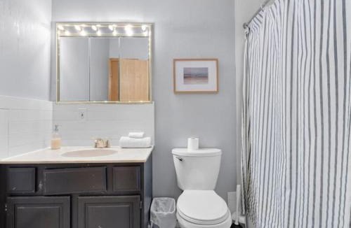 Des Moines House | Charming Family Friendly 3BR Duplex Close to Drake