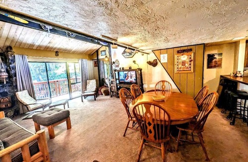 Big Bear Lake House | Charming Forest Retreat – Steps from Snow Summit Slopes