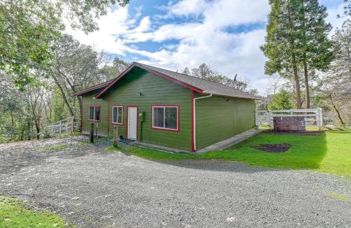 Grants Pass House | Charming Grants Pass Cottage w/Patio & Gas Grill!