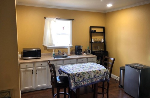 Downtown Apartment | Charming guest cottage in Bentonville, a short walk from Bentonville Square