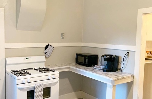 Cody House | Charming home- Downtown Cody - Sleeps up to 9! Detached GAME ROOM with bed!