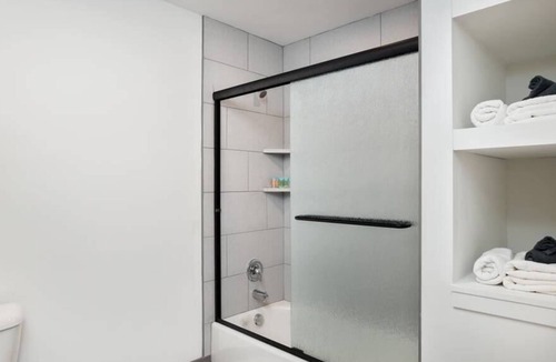 Parkville Apartment | Charming King Studio on Mainstreet | Walk To Shops