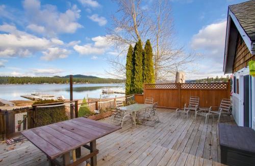 Diamond Lake House | Charming Lakefront Cabin w/Deck & Fire Pit!
