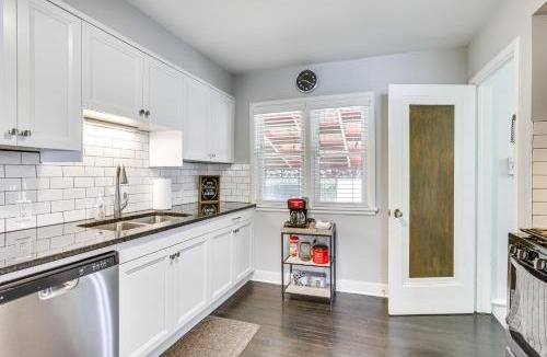 Southeast Omaha House | Charming Midtown Omaha Home Walk to Restaurants!
