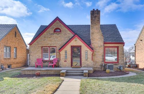 Southeast Omaha House | Charming Midtown Omaha Home Walk to Restaurants!