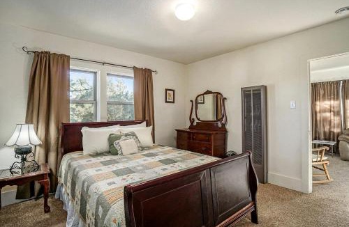 Estes Park House | Charming Pet Friendly Cabin with Barbecue and Hot-tub in Estes Park, Colorado