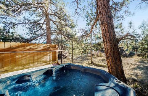 Estes Park House | Charming Pet Friendly Cabin with Barbecue and Hot-tub in Estes Park, Colorado
