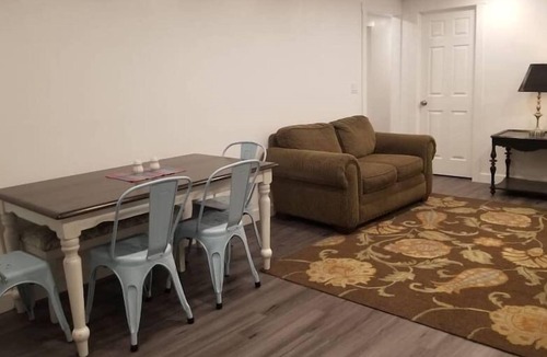 Layton House | Charming PetFriendly QN Bed w/Private TV & Waffles