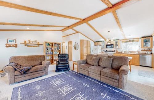 Oregon Water Wonderland House | Charming riverfront bungalow dog-friendly firepit dock & W&D