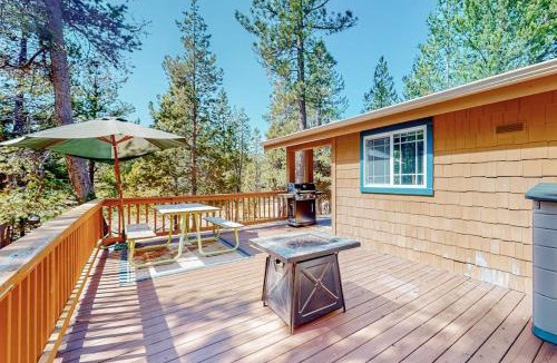 Oregon Water Wonderland House | Charming riverfront bungalow dog-friendly firepit dock & W&D